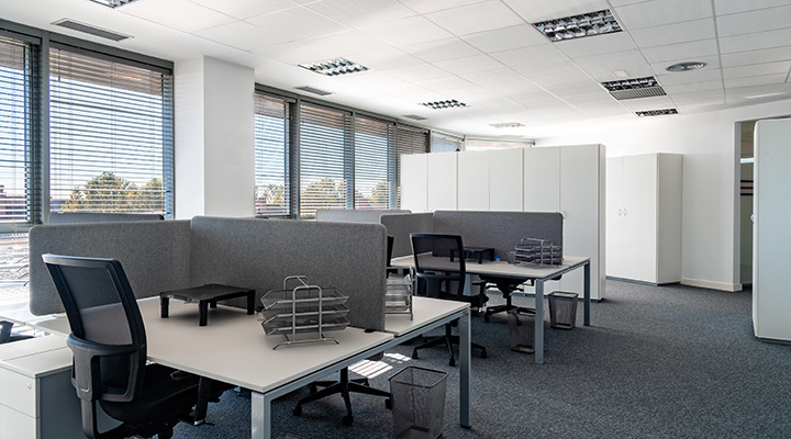 Tailored Solutions for Modern Offices with Matte-Finish Venetian Blinds