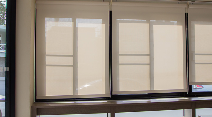 Light Reflective Roller Blinds for Office Comfort and Efficiency